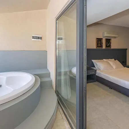 Oludeniz 1+1 Yuzme Havuzlu Ve Jakuzili Modern Yazlik * Fethiye